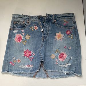 American Eagle size 2 flower embroidered jean skirt